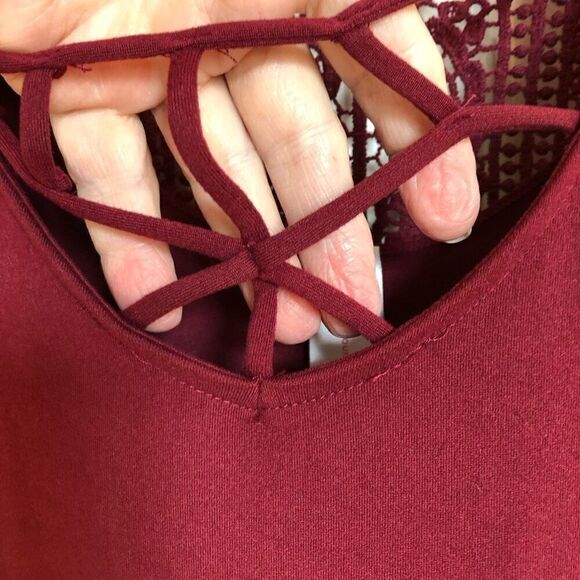 NO BOUNDARIES - NWT - L Sz XL Cage Neck/Lace Medallion Back Top/Red Pomegranate - Picture 10 of 16